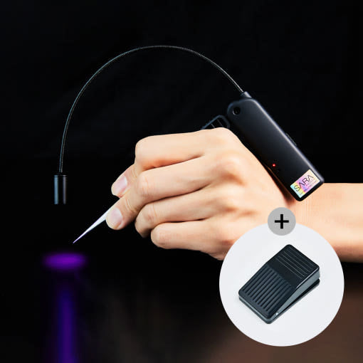 Professional lash artist using the cordless LED lamp to cure lash extension glue safely in 2.5 seconds